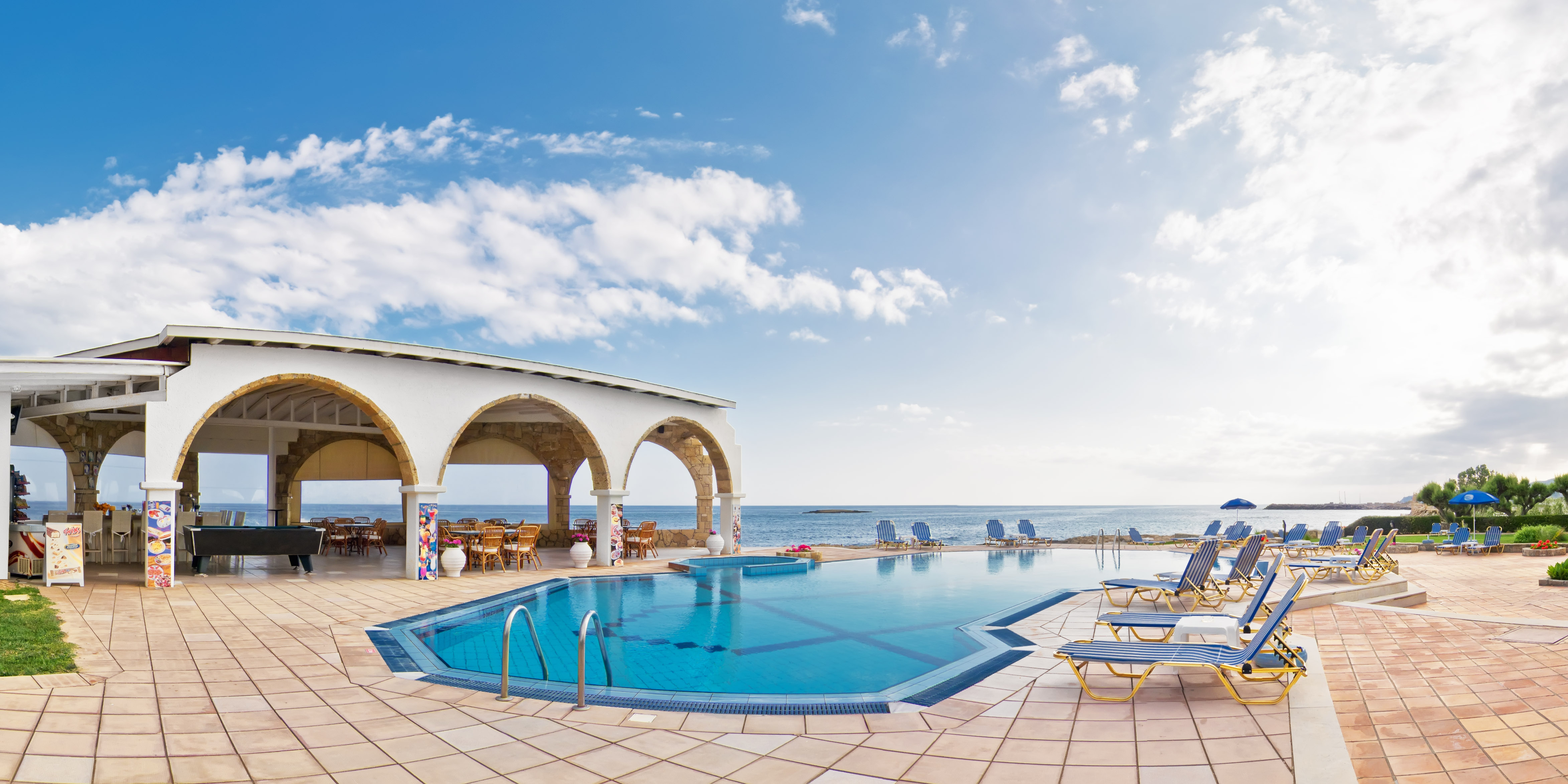 Pyrgos Beach Hotel Apartment